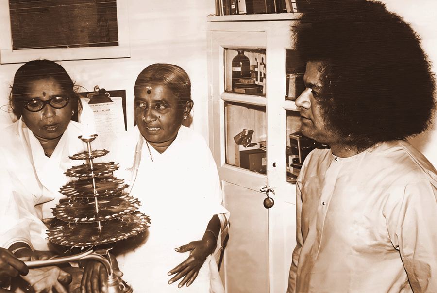 Swami with Staff of SSSGH, Whitefield
