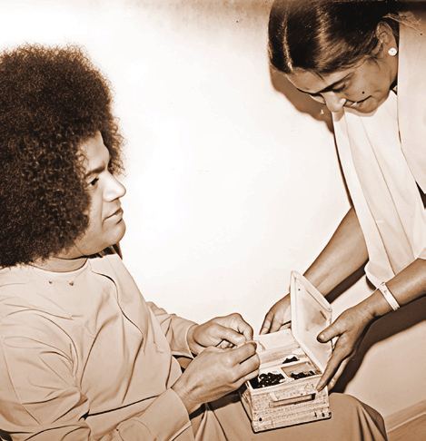 Swami with Dr. Rajeshwari, the 1st Doctor of SSSGH, Whitefield