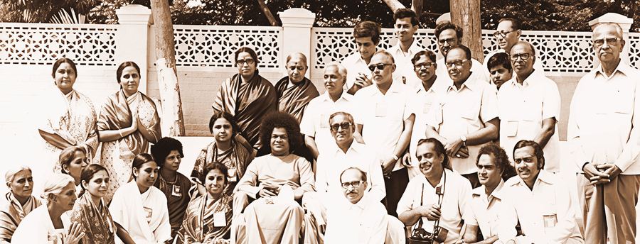 Swami group photo with staff of SSSGH, Whitefield