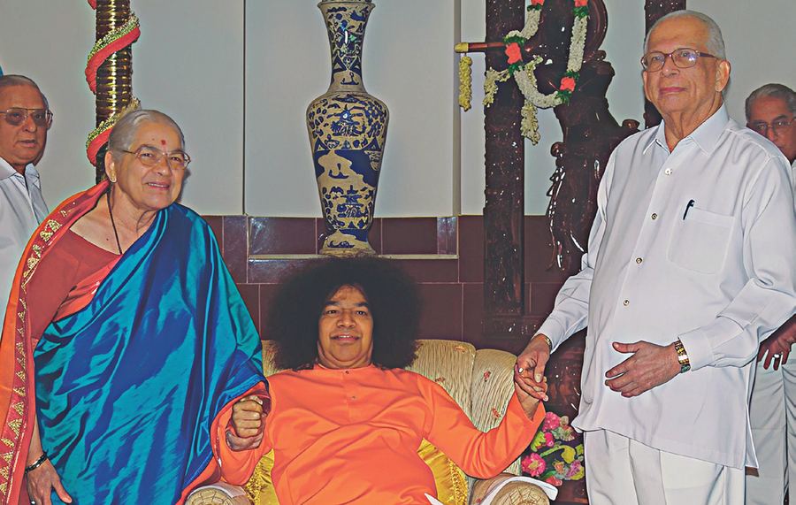 Swami with doctors and staff of SSSIHMS