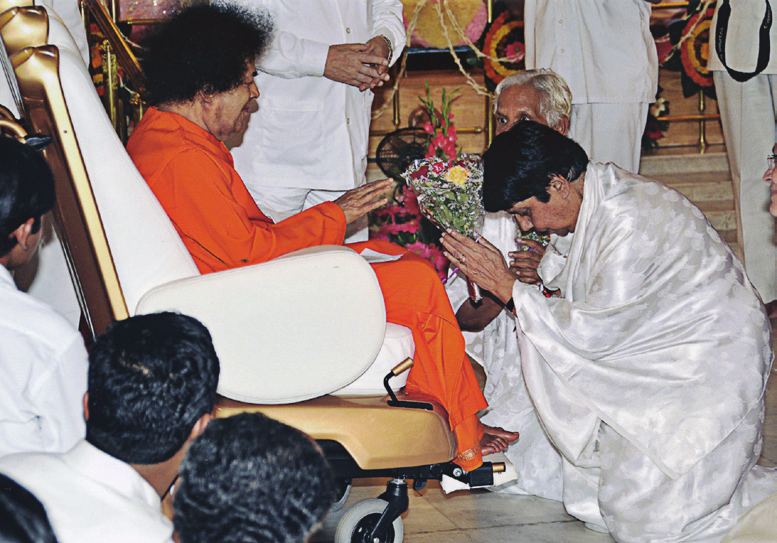 Swami with Doctors & Staff of SSSIHMS, Whitefield
