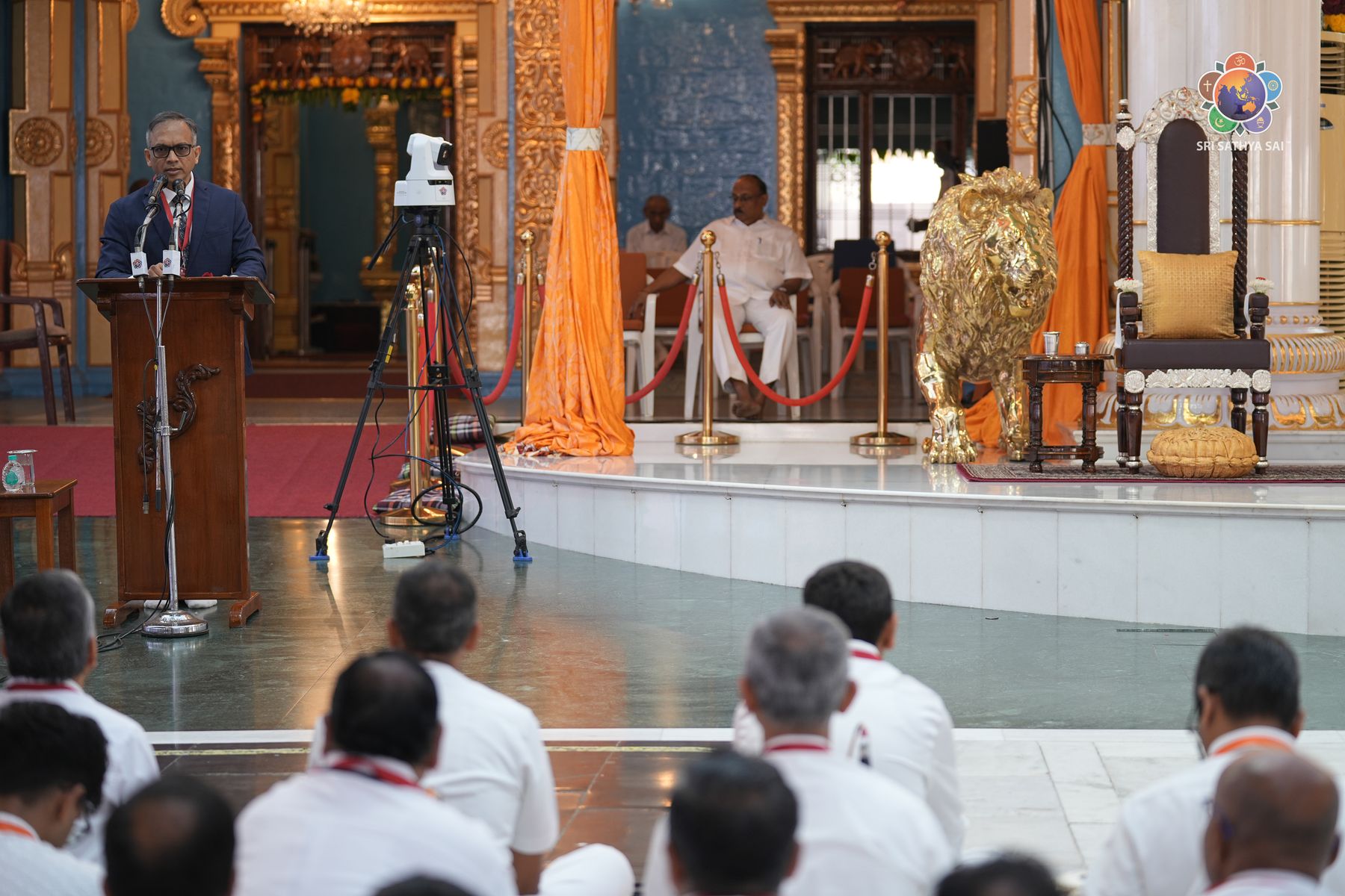 Dr. Nayanjeet Chaudhury speaking at Sai Kulwant Hall
