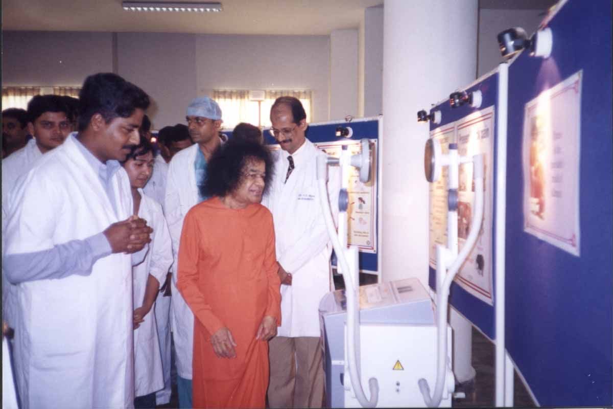 Bhagawan at the physiotherapy exhibit, Health Meet Exhibition, 2002