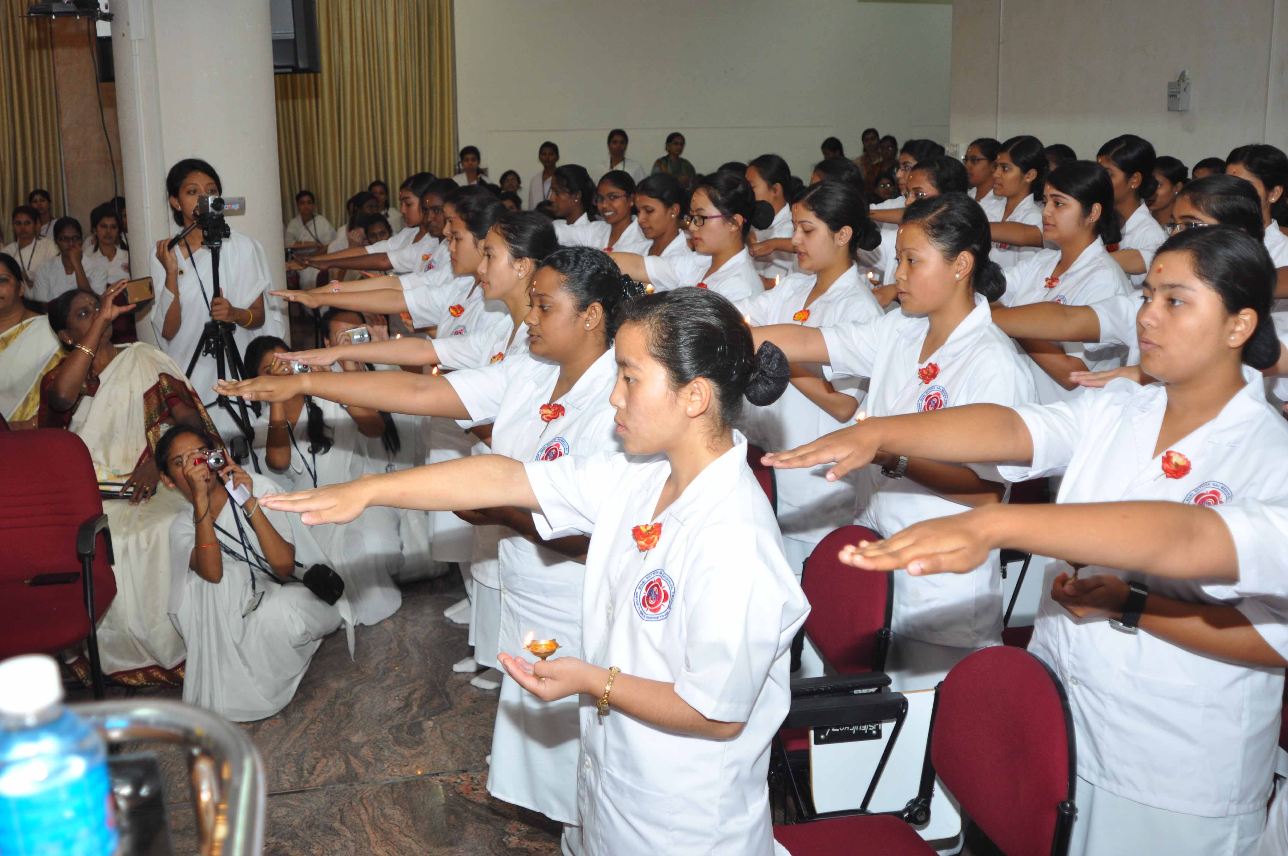 REPORT ON GRADUATION & LAMP LIGHTING CEREMONY Sri Sathya Sai
