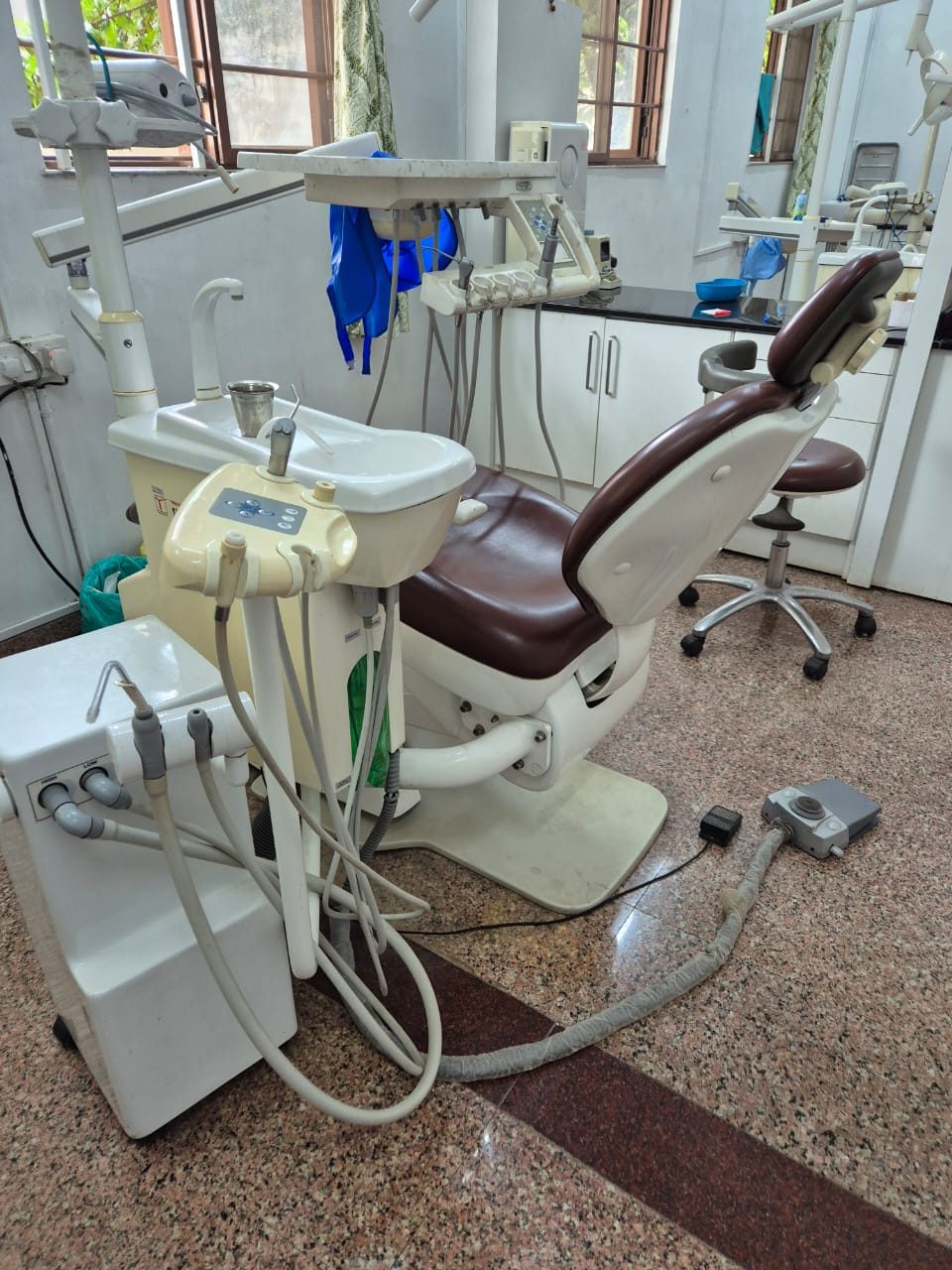 Dental chair with motorised suction