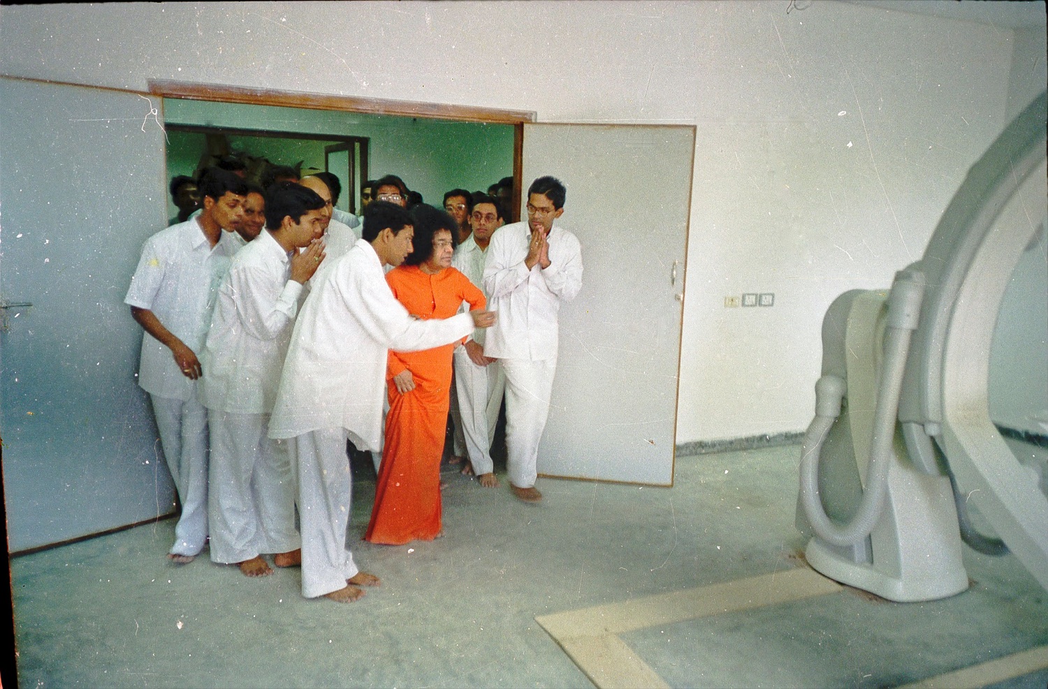 Bhagawan blessing the cathlab, 2001