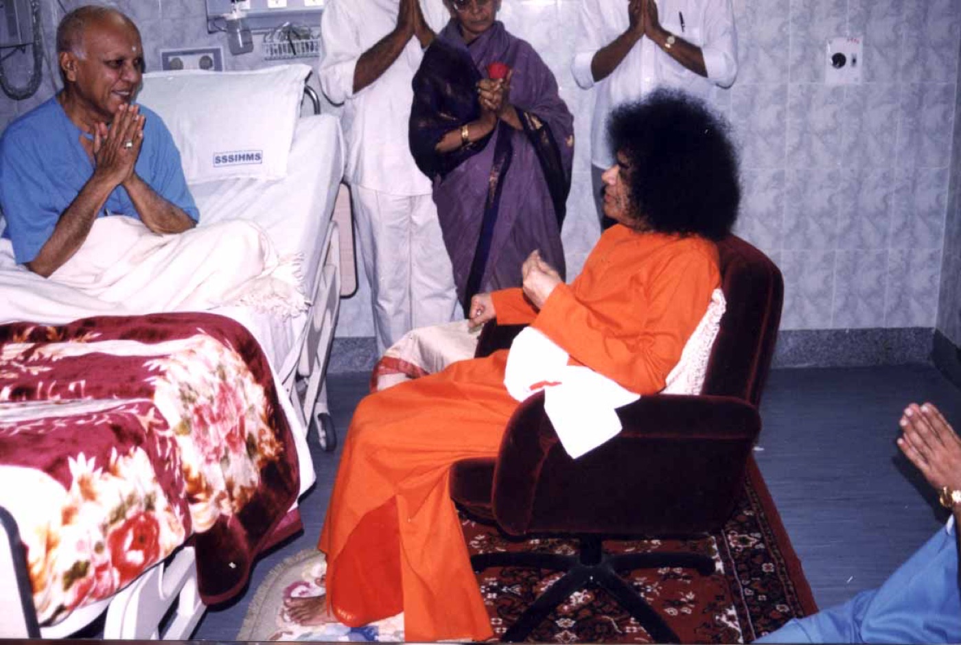 Bhagawan blessing a patient in the Cardiac Care Unit