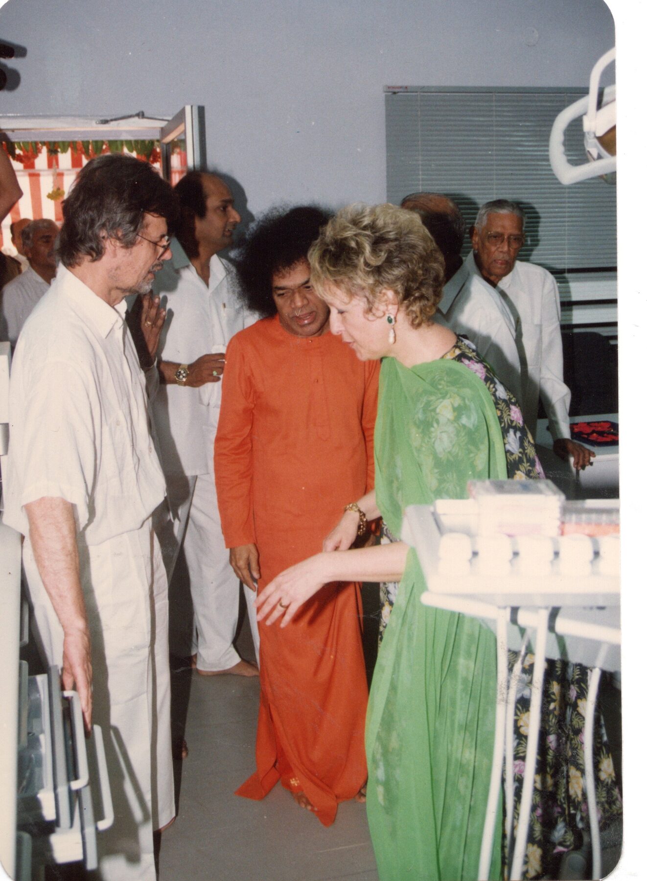 Bhagawan inaugurating the dental clinic