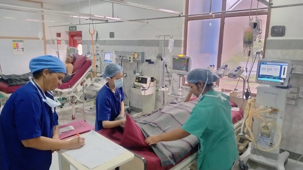 Nurses caring for patients in the cardiac surgery ICU