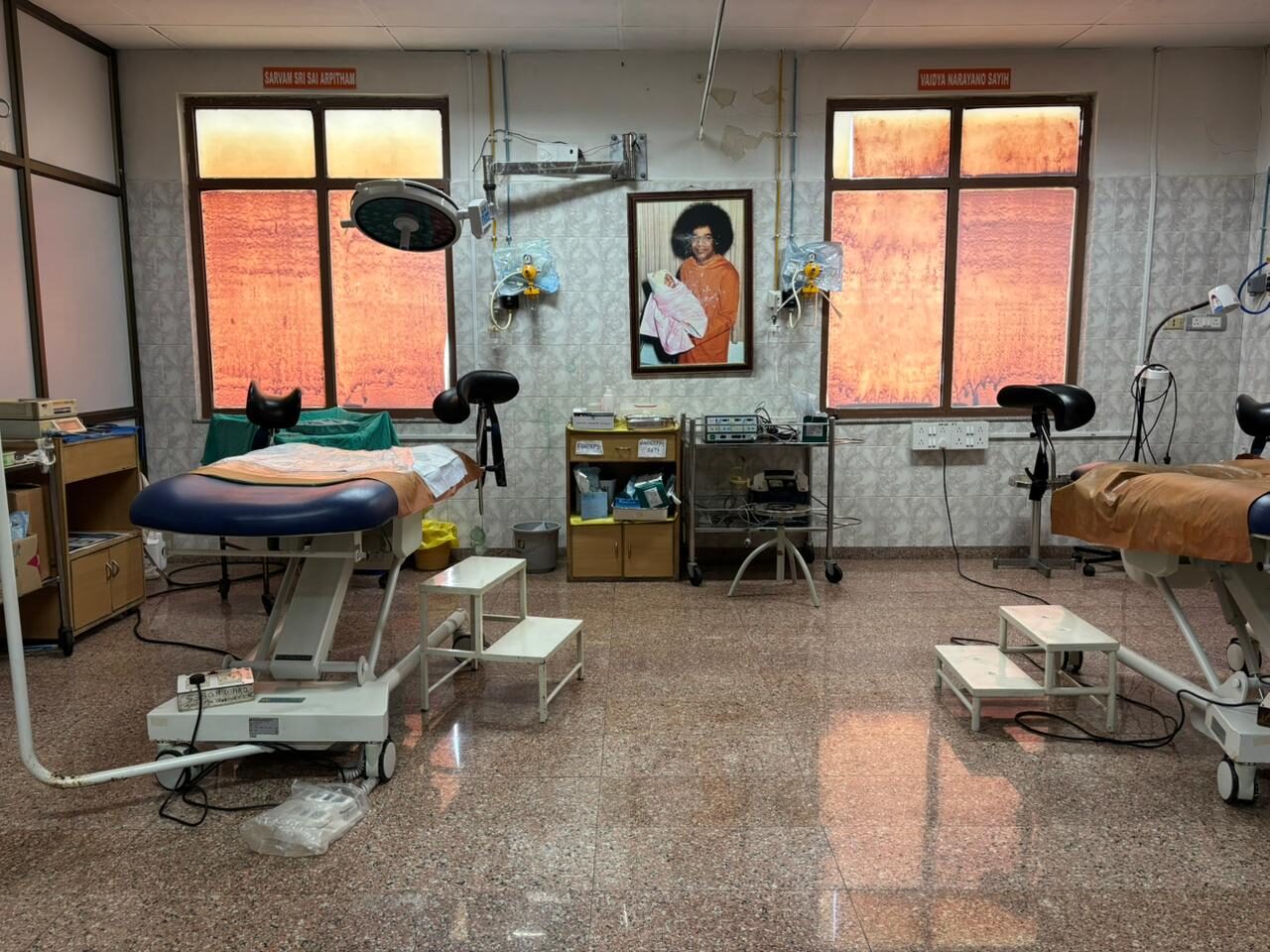 Labour room with two delivery tables