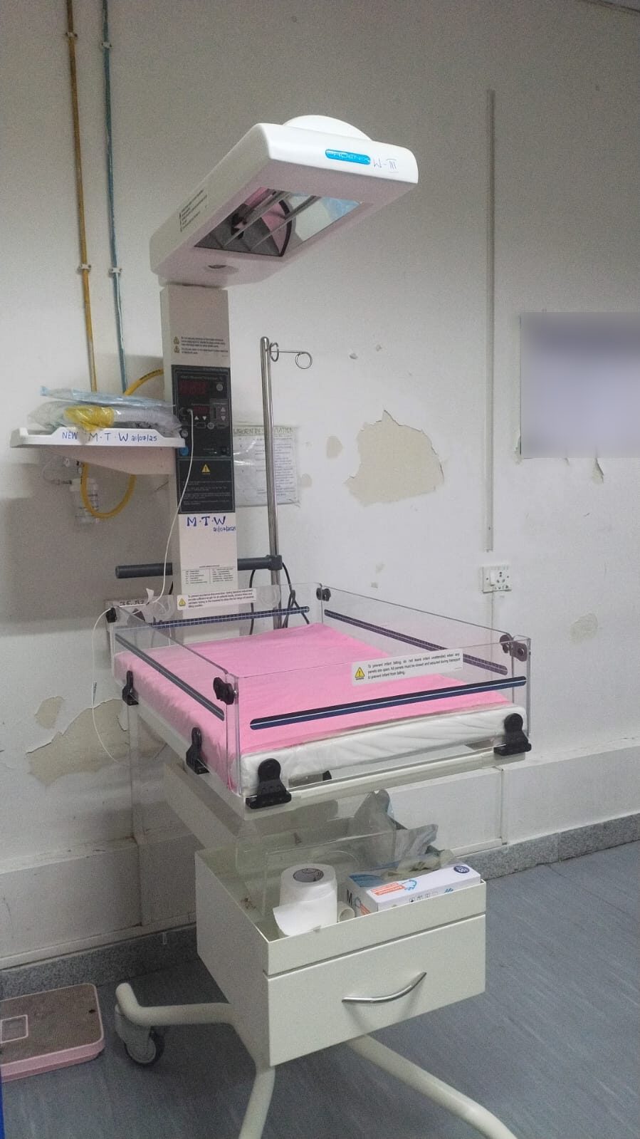 Phoenix radiant warmer for newborn care
